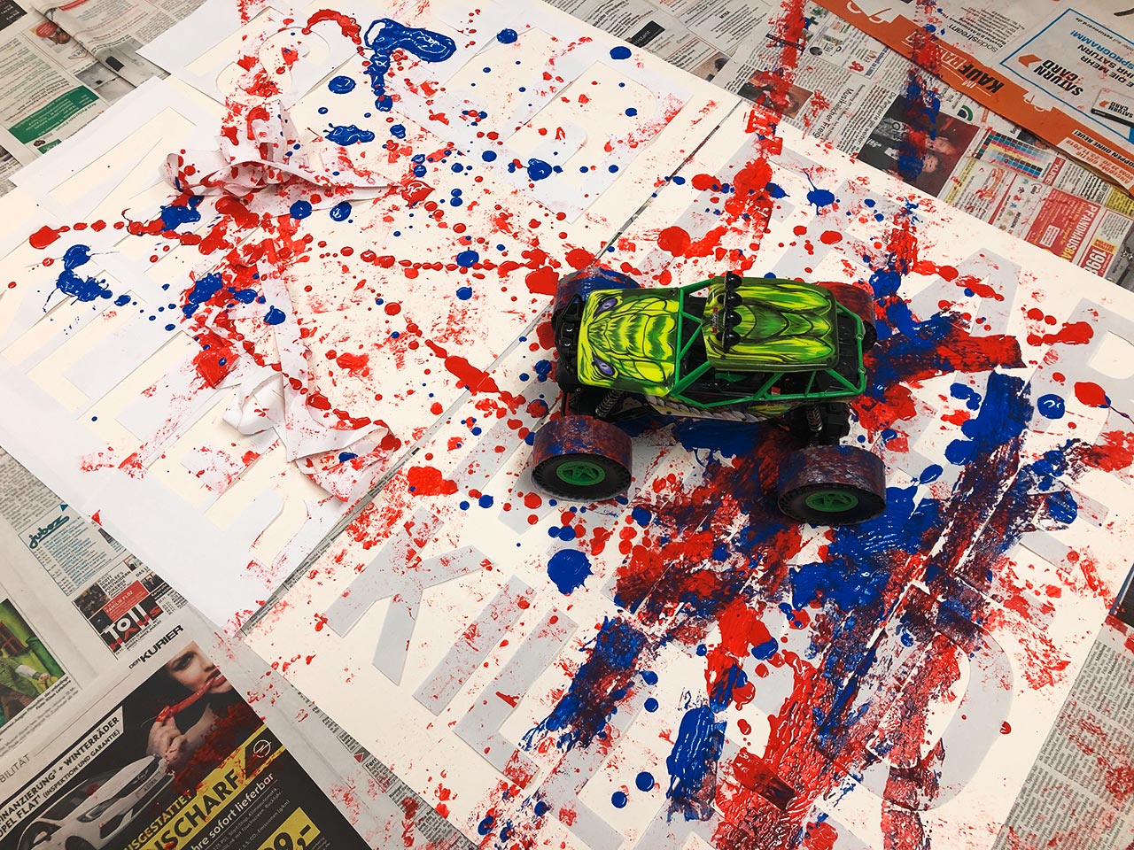 Fear is the mind-killer (Poster) im Entstehungsprozess, Farbspritzer und ferngesteuertes Fahrzeug